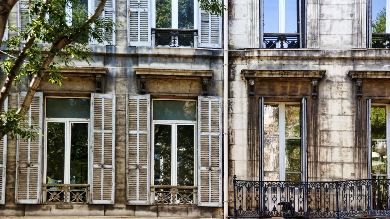 Violences conjugales à Marseille : partir, rester ou se reloge, vos droits sur le logement